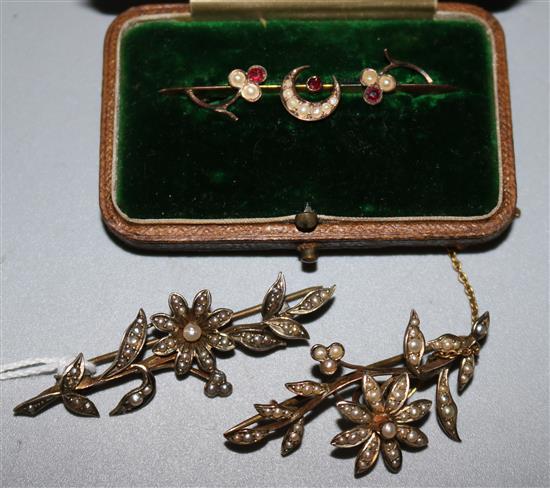 Three late 19th/early 20th century 9ct gold and seed pearl brooches, largest 2in.